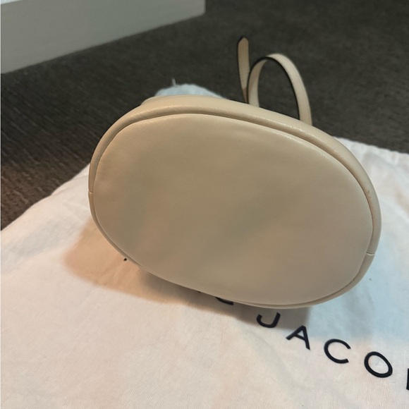 SOLD! ❌ NWOT! MARC JACOBS MARSHMALLOW CROSSBODY BAG W/GOLD STRAP - Picture 2 of 4